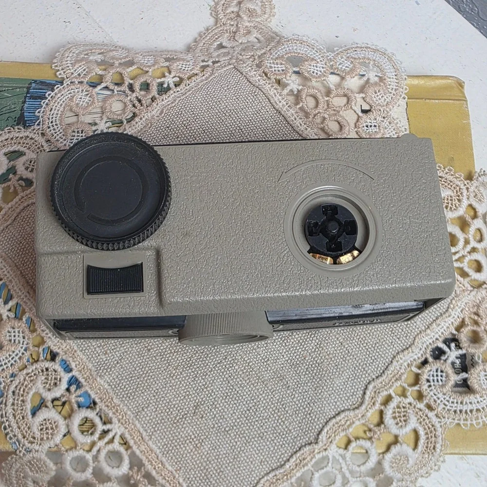 Vintage 60s Kodak Hawkeye Instamatic II 126 Film Camera Tan Black‎